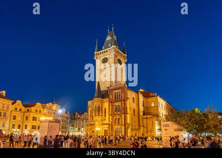 Vecchio Municipio sulla Piazza della città Vecchia al crepuscolo, Praga, Repubblica Ceca Foto Stock