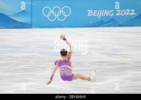 15 febbraio 2022, Pechino, Hebei, Cina: KAMILA VALIEVA della Russia ha deciso di partecipare al programma di pattinaggio di figura femminile Single Skating Short cade durante il warm up al Capital Indoor Stadium il 15 febbraio 2022 a Pechino, Cina (Credit Image: © Mickael Chavet/ZUMA Press Wire) Foto Stock