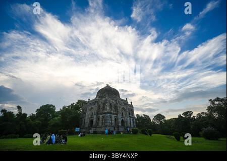 Nuova Delhi, India. 18 luglio 2025. NUOVA DELHI, INDIA - 18 LUGLIO 2025: Nuvole viste sorvolare i cieli al Lodhi Garden il 18 luglio 2018 a nuova Delhi, India. (Foto di Sanchit Khanna/Hindustan Times/Sipa USA) credito: SIPA USA/Alamy Live News Foto Stock