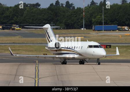HZ-CLBM, Bombardier CL-600-2B16 Challenger 650, partenza dall'aeroporto di Londra Stansted, Essex, Regno Unito il 18 luglio 2025 Foto Stock