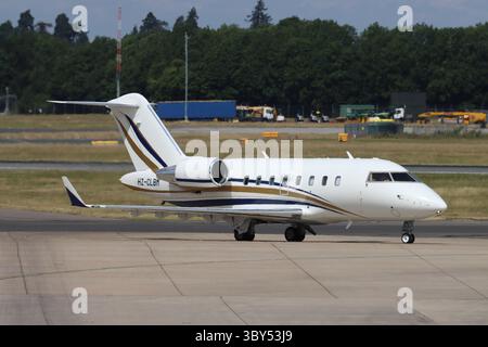 HZ-CLBM, Bombardier CL-600-2B16 Challenger 650, partenza dall'aeroporto di Londra Stansted, Essex, Regno Unito il 18 luglio 2025 Foto Stock