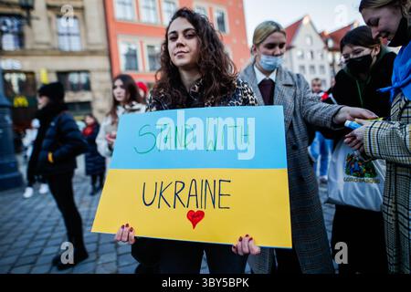 25 febbraio 2022, Breslavia, Breslavia, Polonia: In Polonia, continuano le proteste della popolazione Ucraina contro l'aggressione russa contro il loro paese (immagine di credito: © Krzysztof Zatycki/ZUMA Press Wire) Foto Stock