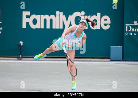 10 aprile 2015 - Charleston, SC, Stati Uniti - Charleston, SC - 10 aprile 2015: Lauren Davis (USA) serve a [7] Madison Keys (USA) durante i quarti di finale per la Family Circle Cup al Family Circle Tennis Center di Charleston, SC...Madison Keys sconfigge Lauren Davis 6-2, 6-2 (immagine di credito: © Walter G. Arce Sr./ZUMA Press Wire) Foto Stock