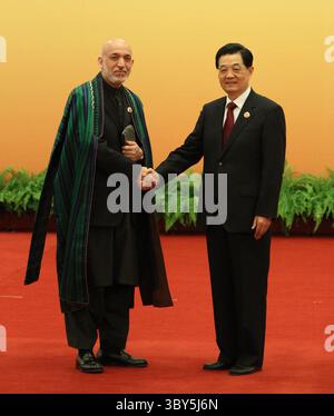 7 giugno 2012, PECHINO, CINA: Il presidente afgano Hamid Karzai (L) stringe la mano al presidente cinese Hu Jintao nella sala grande del popolo a Pechino il 5 giugno 2012. XINHUA/UPI (immagine di credito: © Stephen Shaver/ZUMA Press Wire) Foto Stock