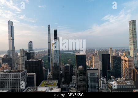 Vista aerea di New York City con Central Park e grattacieli sotto un cielo urbano nebbioso. Foto Stock