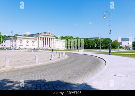 Königsplatz con Glyptothek e vista del Centro di documentazione nazista a Monaco, Baviera, Germania Foto Stock