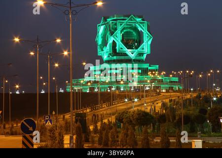 2 settembre 2023. Palazzo dei matrimoni ad Ashgabat illuminato di notte con luci verdi e design futuristico simmetrico. C.. Foto Stock