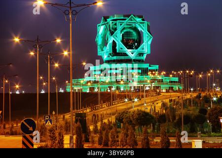 2 settembre 2023. Palazzo dei matrimoni ad Ashgabat illuminato di notte con luci verdi e design futuristico simmetrico. C.. Foto Stock