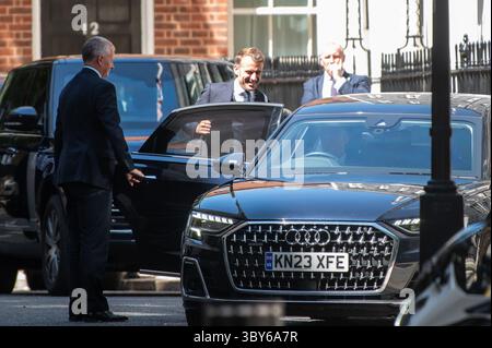 Londra, Inghilterra. 10 luglio 2025. Emmanuel Macron lascia Downing Street al numero 10 per tornare in Francia dopo incontri cruciali con Keir Starmer sul piccolo Foto Stock