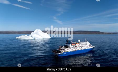 Vista aerea della nave da crociera Sea Spirit (Poseidon Expeditions) e di un grande iceberg al largo di Ittoqqortoormiit, Groenlandia orientale, Groenlandia Europa Foto Stock