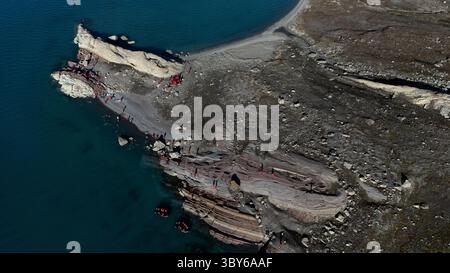 Vista aerea dei passeggeri di una nave da crociera che esplora la penisola al fiordo di Segelsällskapet, Groenlandia artica, Europa Foto Stock