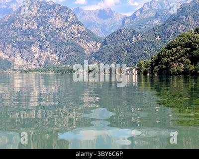 riflesso d'acqua ondulato sul lago mezzola Foto Stock