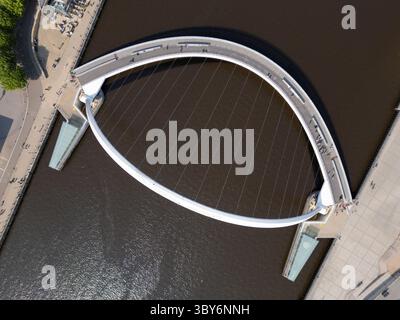Vista aerea direttamente sopra il Gateshead Millennium Bridge che attraversa il fiume Tyne Foto Stock
