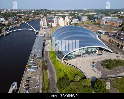 Ripresa aerea del centro artistico e musicale Sage Gateshead sulla banchina di Newcastle upon Tyne Foto Stock