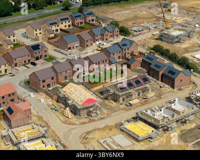 Cantiere con case completate e non completate. Pannelli solari incorporati sui tetti vicino a Sunderland, Inghilterra Foto Stock