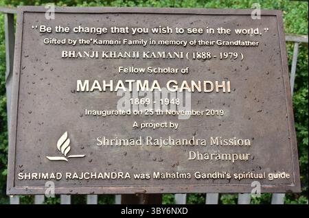 Manchester, Regno Unito, 19 luglio 2025 targhetta informativa accanto alla statua del Mahatma Gandhi dove oltre una dozzina di sostenitori dell'azione palestinese sono stati arrestati in base alla nuova legislazione antiterrorismo a Cathedral Yard, Manchester, Regno Unito. Il governo britannico ha vietato l'azione palestinese come "gruppo terroristico” dal 5 luglio 2025 ai sensi del Terrorism Act 2000 del Regno Unito. Crediti: Terry Waller/Alamy Live News Foto Stock