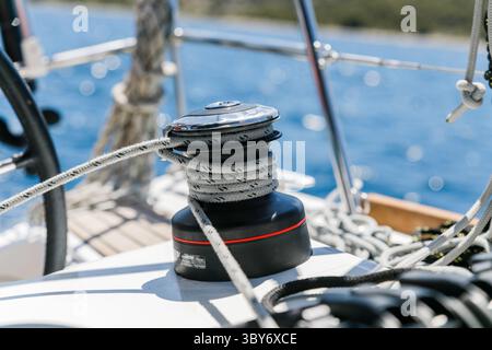 Verricello su una barca a vela, Croazia Foto Stock
