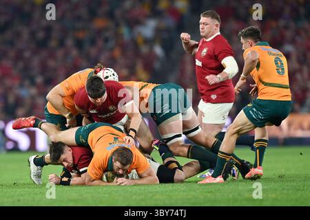 Brisbane, Australia. 19 luglio 2025.James Slipper of Australia viene affrontato durante la prima partita della serie tra Australia Wallabies e British & Irish Lions al Suncorp Stadium il 19 luglio 2025 a Brisbane, Australia. (Foto di Izhar Khan) esclusivamente per uso editoriale. NESSUNA LICENZA PER LE STAMPE CONSUMER. Crediti: Izhar Ahmed Khan/Alamy Live News/Alamy Live News Foto Stock