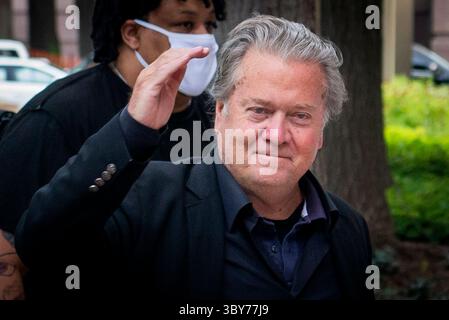 22 luglio 2022: La giuria dei 12 membri ha dichiarato colpevole l'ex stratega di Trump Steve Bannon per due accuse di disprezzo nei confronti del Congresso. IMMAGINI RIPRESE IL: 19 luglio 2022, Washington, District of Columbia, USA: L'ex capo della Casa Bianca STEVE BANNON arriva per il secondo giorno del suo processo per disprezzo del Congresso presso il tribunale distrettuale degli Stati Uniti. (Immagine di credito: © Rod Lamkey/CNP tramite ZUMA Press Wire) Foto Stock