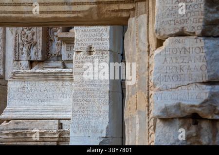 13 ottobre 2021: Esempi di scrittura romana dall'antica città di Efeso, che era una città dell'antica Grecia sulla costa della Ionia, 3 chilometri a sud-ovest dell'attuale Selcuk nella provincia di Smirne, Turchia. L'antica città di Efeso, che accoglie oltre un milione di turisti all'anno, fu costruita nel X secolo a.C. da coloni greci attici e ionici sul sito dell'ex capitale dell'Arzawan. (Immagine di credito: © Tolga Ildun/ZUMA Press Wire) Foto Stock