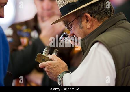 Piedi Worth, TX - 7 novembre 2009: Il proprietario dell'auto, Jack Roush, controlla le candele che sono state estratte da una delle sue auto da corsa durante una sessione di prove per la gara Dickies 500 a ft. Worth, Texas. (Immagine di credito: © Walter G. Arce Sr./ZUMA Press Wire) Foto Stock