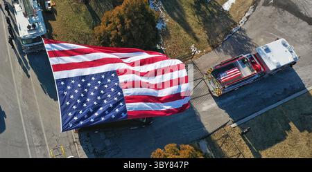 2 febbraio 2022, Timonium, MD, Stati Uniti: 2 febbraio, 2022: i vigili del fuoco trasportano i cofanetti dei vigili del fuoco caduti, il tenente Paul Butrim, i vigili del fuoco/Medic Kenny Lacayo e il tenente Kelsey Sadler, ai Dulaney Valley Memorial Gardens a Timonium, Maryland, per il loro periodo di sepoltura. I vigili del fuoco sono stati uccisi la settimana scorsa, quando il rowhome in cui stavano combattendo un incendio è crollato, uccidendoli. Scott serio/ESW/CSM(immagine di credito: &Copy; Scott serio/CSM tramite cavo ZUMA) Foto Stock