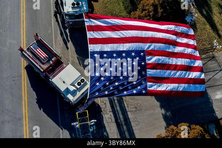 2 febbraio 2022, Timonium, MD, Stati Uniti: 2 febbraio, 2022: i vigili del fuoco trasportano i cofanetti dei vigili del fuoco caduti, il tenente Paul Butrim, i vigili del fuoco/Medic Kenny Lacayo e il tenente Kelsey Sadler, ai Dulaney Valley Memorial Gardens a Timonium, Maryland, per il loro periodo di sepoltura. I vigili del fuoco sono stati uccisi la settimana scorsa, quando il rowhome in cui stavano combattendo un incendio è crollato, uccidendoli. Scott serio/ESW/CSM(immagine di credito: &Copy; Scott serio/CSM tramite cavo ZUMA) Foto Stock