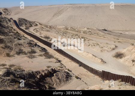 Ripresa aerea di una robusta barriera di confine vicino a Ciudad Juarez, un punto focale per i problemi migratori. Foto Stock