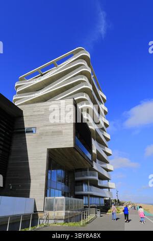 Vista estiva sugli appartamenti fronte mare di Worthing, West Sussex, Inghilterra, Regno Unito Foto Stock