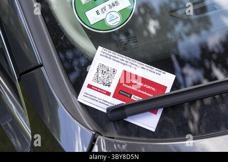 Biglietto di parcheggio su un'auto, parcheggiato erroneamente, parcheggio per residenti, senza biglietto di parcheggio, autorizzazione di parcheggio, notifica dell'ufficio di ordine pubblico, off Foto Stock