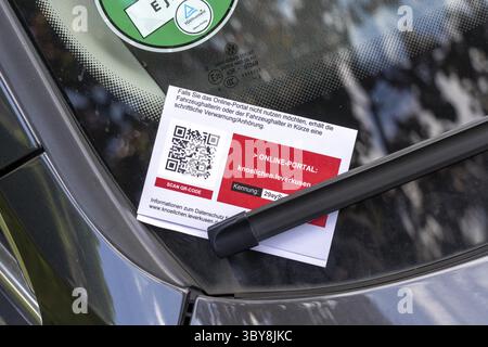 Biglietto di parcheggio su un'auto, parcheggiato erroneamente, parcheggio per residenti, senza biglietto di parcheggio, autorizzazione di parcheggio, notifica dell'ufficio di ordine pubblico, off Foto Stock
