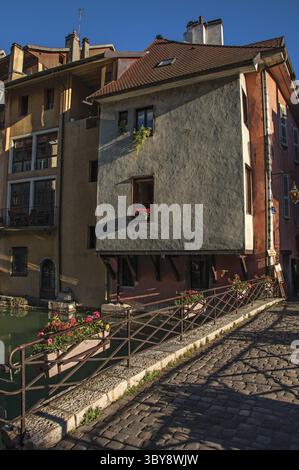 Ponte Vecchio e gli edifici che si affacciano sul canale al tramonto, nel centro storico di Annecy. Dipartimento dell'Alta Savoia, Auvergne-Rhone-Alpes regione, s Foto Stock
