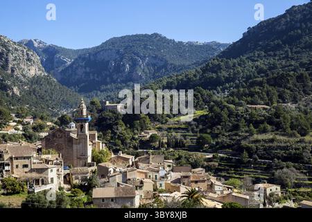 Vista parziale di Valldemossa di fronte ai monti Tramuntana, Maiorca, Spagna Foto Stock