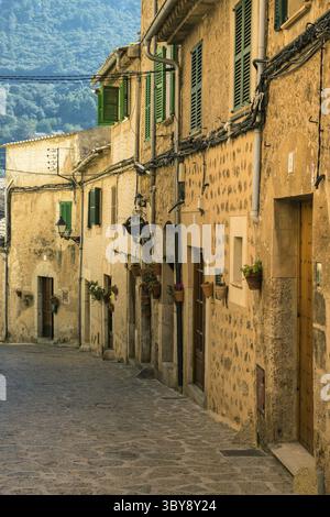 Vicolo della città vecchia di Valdemossa, Maiorca, Isole Baleari, Spagna Foto Stock