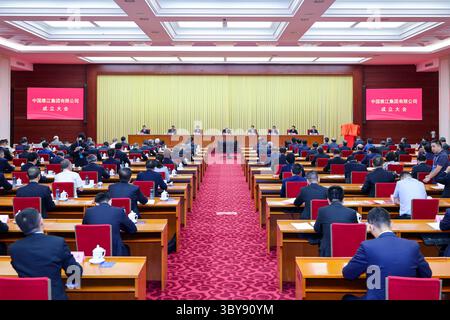 Pechino, Cina. 19 luglio 2025. Il vice Premier cinese Zhang Guoqing, anche membro dell'Ufficio politico del Comitato centrale del Partito Comunista Cinese, partecipa alla cerimonia di inaugurazione del China Yajiang Group Co., Ltd. A Pechino, capitale della Cina. Crediti: Liu Bin/Xinhua/Alamy Live News Foto Stock