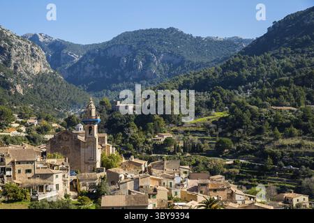Vista parziale di Valldemossa di fronte ai monti Tramuntana, Maiorca, Spagna Foto Stock