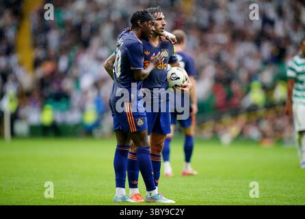 Anthony Elanga (a sinistra) e Sandro Tonali del Newcastle United durante l'amichevole pre-stagione al Celtic Park di Glasgow. Data foto: Sabato 19 luglio 2025. Foto Stock