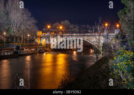 Una vista notturna del North Parade Bridge sul fiume Avon vista dai Parade Gardens, Bath, Somerset, Inghilterra, Regno Unito. Foto Stock