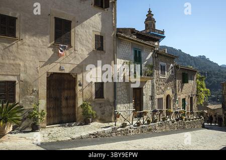 Vicolo della città vecchia di Valldemossa, Maiorca, Isole Baleari, Spagna Foto Stock