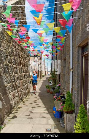 Aberdeen Harbour Footdee o Fittie Village di pescatori passerella decorata durante la corsa delle navi alte Foto Stock