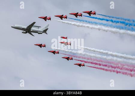 Fairford, Regno Unito. 19 luglio 2025. Aerei militari provenienti da tutto il mondo erano in esposizione statica e eseguivano aerobatica alla RAF Fairford il secondo giorno del Royal International Air Tattoo. Il team di acrobazie Red Arrows esegue un'esposizione di precisione al Royal International Air Tattoo (RIAT) 2025, RAF Fairford. Crediti: Uwe Deffner/Alamy Live News Foto Stock
