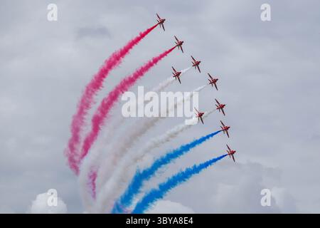 Fairford, Regno Unito. 19 luglio 2025. Aerei militari provenienti da tutto il mondo erano in esposizione statica e eseguivano aerobatica alla RAF Fairford il secondo giorno del Royal International Air Tattoo. Il team di acrobazie Red Arrows esegue un'esposizione di precisione al Royal International Air Tattoo (RIAT) 2025, RAF Fairford. Crediti: Uwe Deffner/Alamy Live News Foto Stock