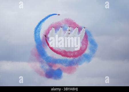 Fairford, Regno Unito. 19 luglio 2025. Aerei militari provenienti da tutto il mondo erano in esposizione statica e eseguivano aerobatica alla RAF Fairford il secondo giorno del Royal International Air Tattoo. Il team di acrobazie Red Arrows esegue un'esposizione di precisione al Royal International Air Tattoo (RIAT) 2025, RAF Fairford. Crediti: Uwe Deffner/Alamy Live News Foto Stock