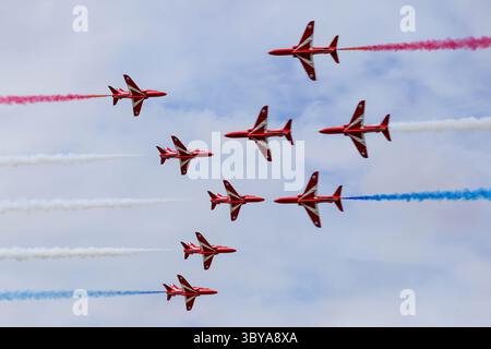 Fairford, Regno Unito. 19 luglio 2025. Aerei militari provenienti da tutto il mondo erano in esposizione statica e eseguivano aerobatica alla RAF Fairford il secondo giorno del Royal International Air Tattoo. Il team di acrobazie Red Arrows esegue un'esposizione di precisione al Royal International Air Tattoo (RIAT) 2025, RAF Fairford. Crediti: Uwe Deffner/Alamy Live News Foto Stock