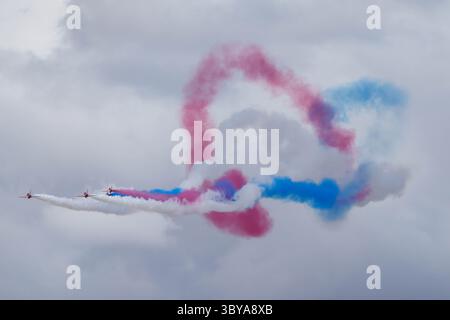 Fairford, Regno Unito. 19 luglio 2025. Aerei militari provenienti da tutto il mondo erano in esposizione statica e eseguivano aerobatica alla RAF Fairford il secondo giorno del Royal International Air Tattoo. Il team di acrobazie Red Arrows esegue un'esposizione di precisione al Royal International Air Tattoo (RIAT) 2025, RAF Fairford. Crediti: Uwe Deffner/Alamy Live News Foto Stock
