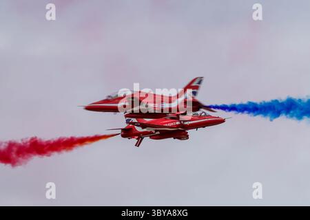 Fairford, Regno Unito. 19 luglio 2025. Aerei militari provenienti da tutto il mondo erano in esposizione statica e eseguivano aerobatica alla RAF Fairford il secondo giorno del Royal International Air Tattoo. Il team di acrobazie Red Arrows esegue un'esposizione di precisione al Royal International Air Tattoo (RIAT) 2025, RAF Fairford. Crediti: Uwe Deffner/Alamy Live News Foto Stock