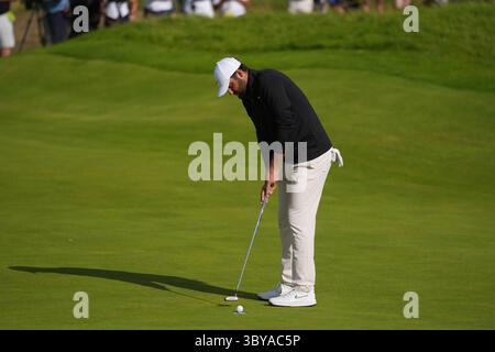 Scottie Scheffler degli Stati Uniti si è piazzato sul 10° green durante il terzo giorno del 153° Open Championship al Royal Portrush nella contea di Antrim, Irlanda del Nord. Data foto: Sabato 19 luglio 2025. Foto Stock