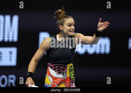 13 febbraio 2022, San Pietroburgo, Russia: La Grecia Maria Sakkari gioca contro l'Estonia Anett Kontaveit durante il torneo di tennis San Pietroburgo Ladies Trophy 2022..punteggio finale: (Immagine di credito: © Maksim Konstantinov/SOPA Images via ZUMA Press Wire) Foto Stock
