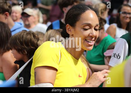 Londra, Regno Unito. 19 luglio 2025. L'atletica Diamond League arriva al London Stadium mentre alcuni dei migliori atleti del mondo si sfidano di fronte a una folla tutto esaurito. Katarina Johnson-Thompson posa per i fan. Credito: Vista orientale/Alamy Live News Foto Stock