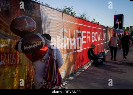 13 febbraio 2022: Le persone stanno fuori dal SoFi Stadium prima dell'inizio del Super Bowl LVI domenica 13 febbraio 2022 a Inglewood, CA. (Credito immagine: © Justin L. Stewart/ZUMA Press Wire) Foto Stock